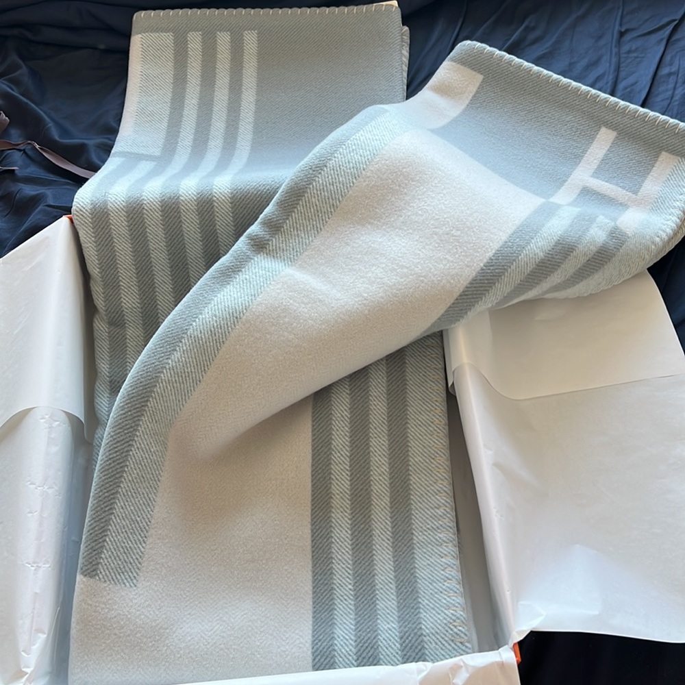 - Brand new hermes blanket in gray ithaque - Picture 5 of 8
